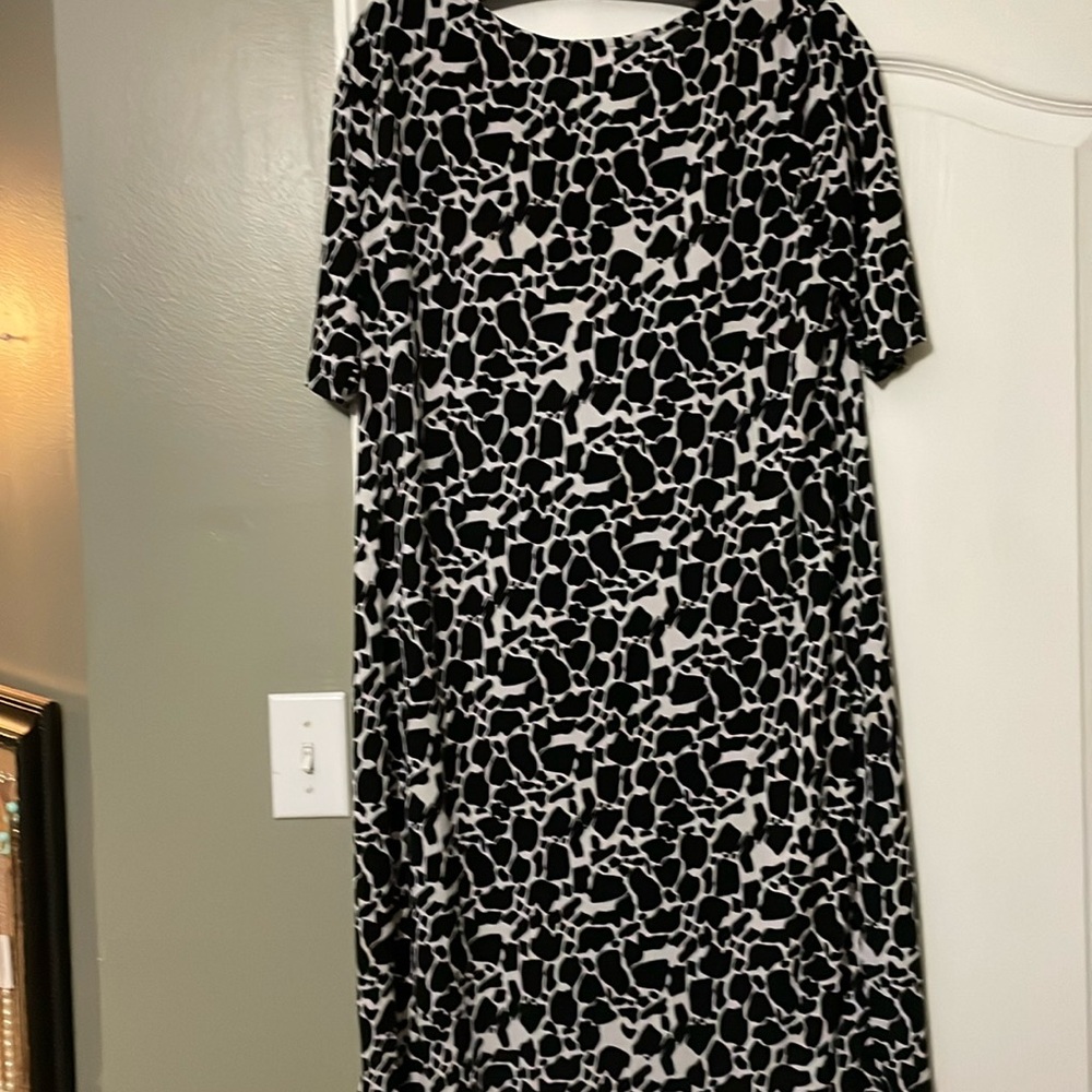 Comfortable black and white dress